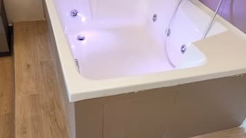 Doccia, vasca idromassaggio, asciugacapelli, bidet