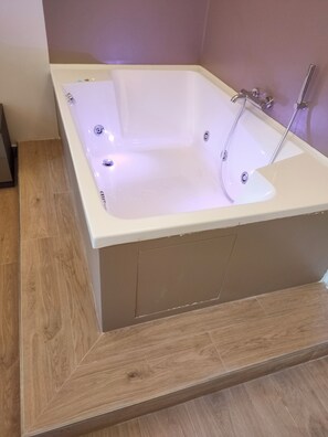 Shower, jetted bath, hair dryer, bidet - HYDROMASSAGE TUB IN ROME AT THE VATICAN (Roma)