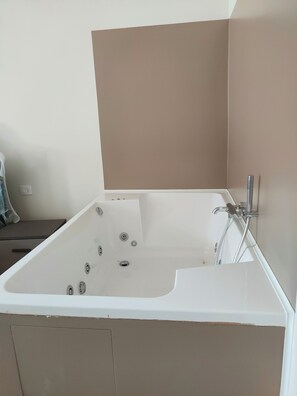 Shower, jetted bath, hair dryer, bidet - HYDROMASSAGE TUB IN ROME AT THE VATICAN (Roma)