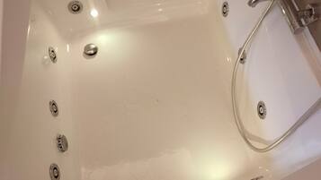 Doccia, vasca idromassaggio, asciugacapelli, bidet