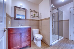 Dusche, Haartrockner, Handtücher, Seife