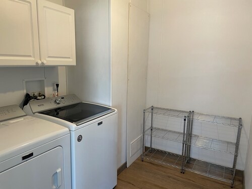 Lemoyne Lookout -Spacious 4-bdrm house with beautiful lake view, outdoor space.