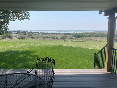Lemoyne Lookout -Spacious 4-bdrm house with beautiful lake view, outdoor space.
