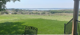Lemoyne Lookout -Spacious 4-bdrm house with beautiful lake view, outdoor space.