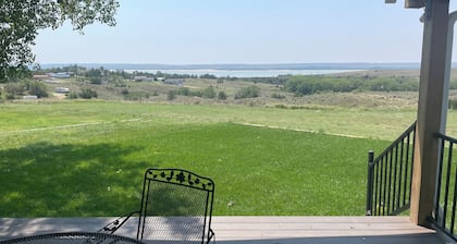 Lemoyne Lookout -Spacious 4-bdrm house with beautiful lake view, outdoor space.