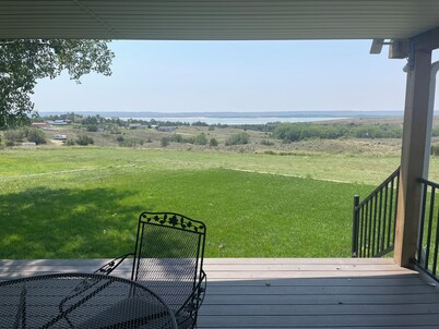 Lemoyne Lookout -Spacious 4-bdrm house with beautiful lake view, outdoor space.