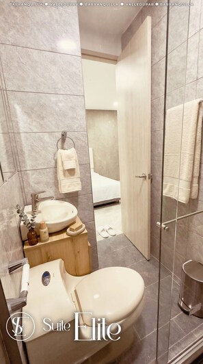 Departamento familiar, varias camas, cocina | Baño | Toallas, jabón, papel de baño 