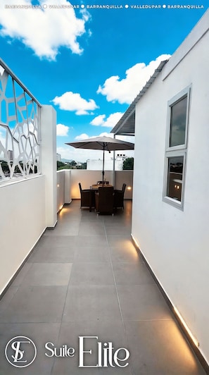 Apartamento exclusivo, vistas a la ciudad | Restaurante al aire libre