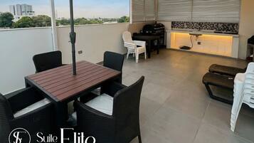 Departamento exclusivo, vista a la ciudad | Restaurante al aire libre