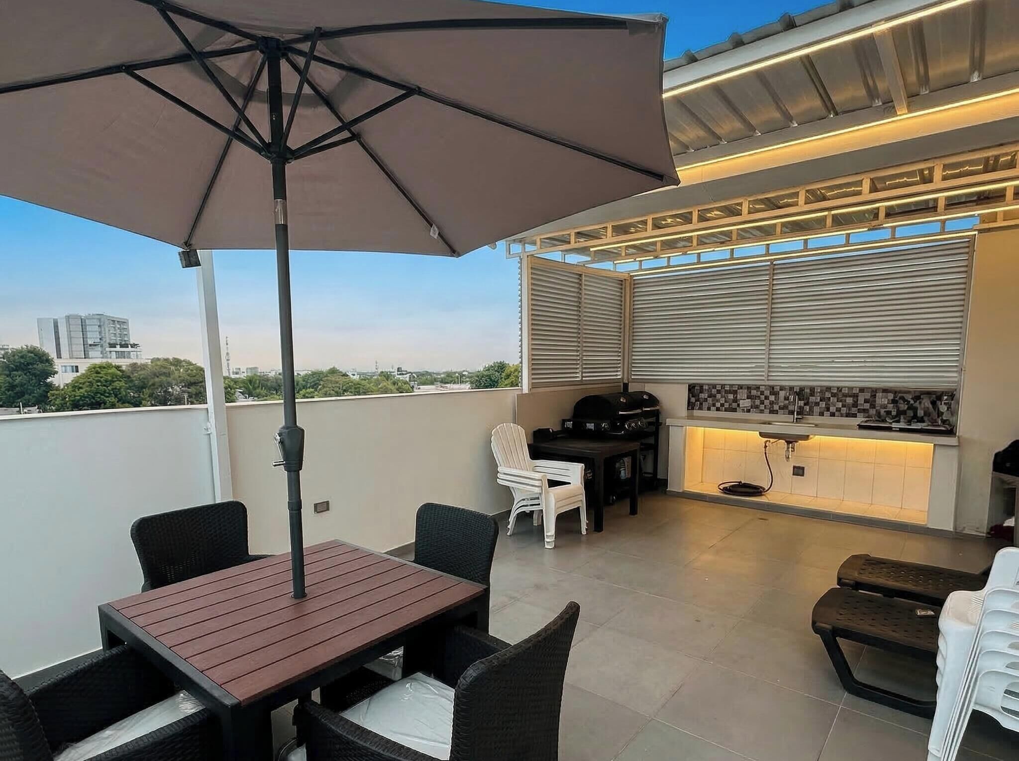 Apartamento exclusivo, vistas a la ciudad | Restaurante al aire libre