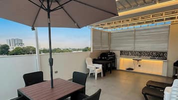 Apartamento exclusivo, vistas a la ciudad | Restaurante al aire libre