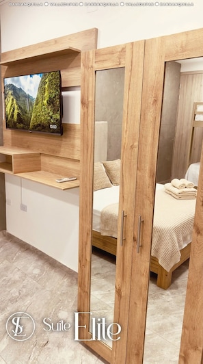 Familienapartment, Mehrere Betten, Küche | Schreibtisch, laptopgeeigneter Arbeitsplatz, Bügeleisen/Bügelbrett