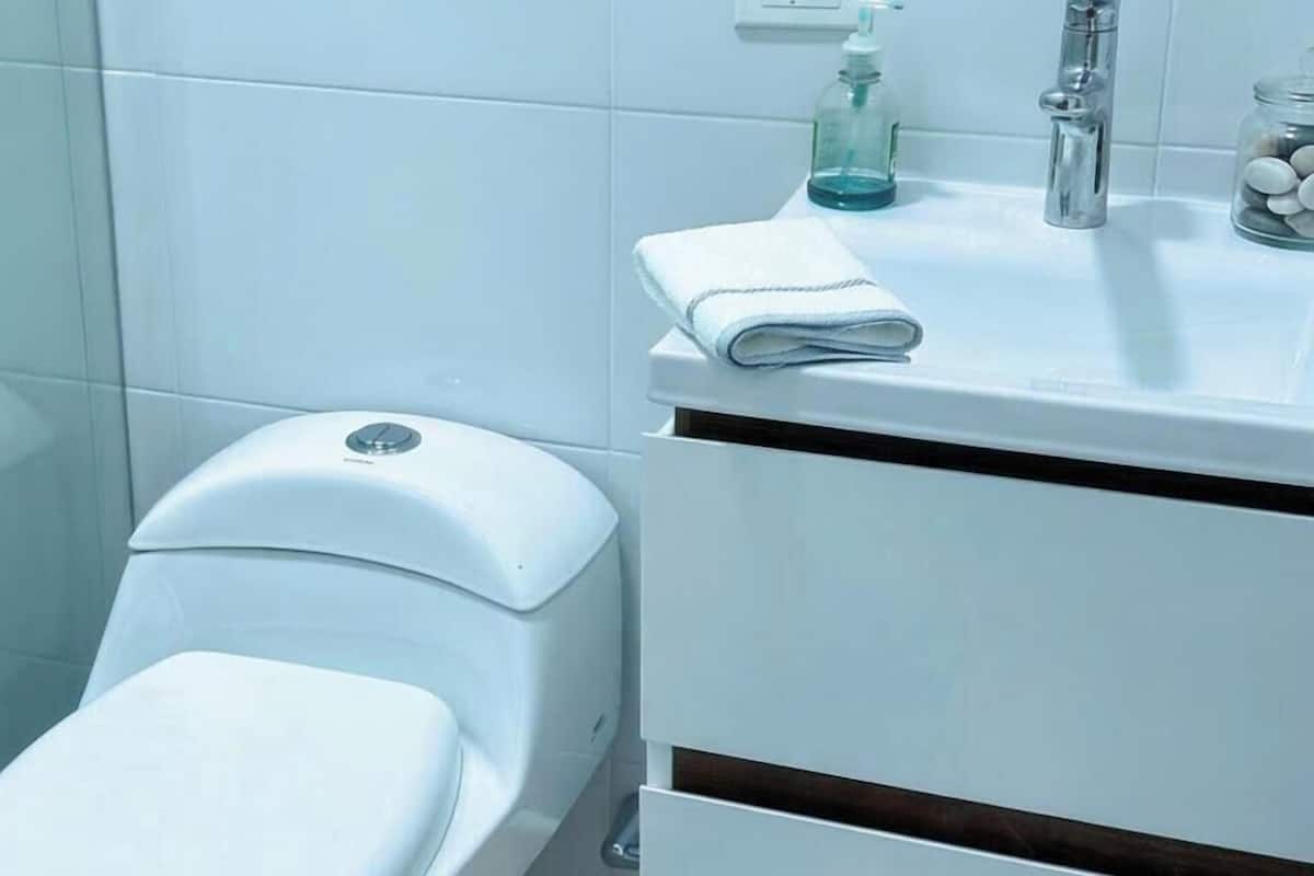 Departamento exclusivo, vista a la ciudad | Baño | Toallas, jabón, papel de baño