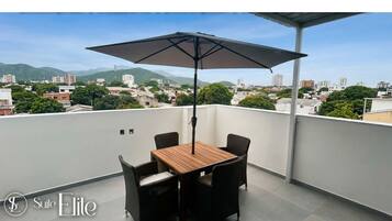 Departamento exclusivo, vista a la ciudad | Restaurante al aire libre