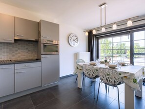 Kühlschrank, Mikrowelle, Kochgeschirr/Geschirr/Besteck