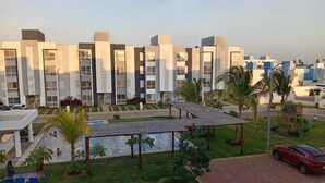 A residential building with multiple balconies, a swimming pool, and a covered outdoor area. - Perfect 2-bedroom apartment with AC in lovely Acapulco de Juárez (Acapulco de Juárez)