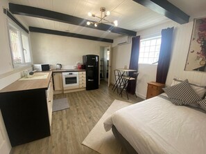 Room - Air-conditioned cottage with outdoor area and barbecue (Balaruc-les-Bains)