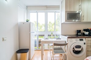 Wasserkocher mit Kaffee-/Teezubehör, Kühlschrank, Mikrowelle, Toaster