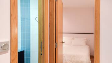 1 habitación, tabla de planchar con plancha, internet y ropa de cama