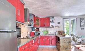 Wasserkocher mit Kaffee-/Teezubehör, Kühlschrank, Mikrowelle, Ofen