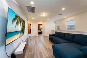 Living area - 3769-Pacific (Davenport)