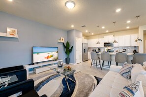 Living area - 3769-Pacific (Davenport)