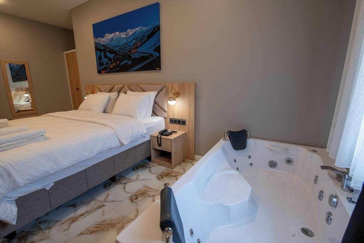 Deluxe Room, River View | Down comforters, pillowtop beds, in-room safe, desk