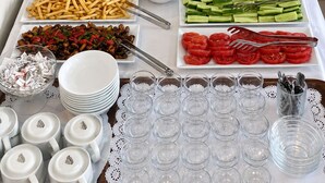 Un buffet proposant une variété de plats et d’ustensiles.