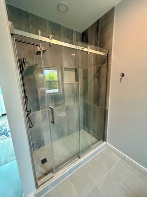 Een douche, een haardroger, handdoeken, zeep