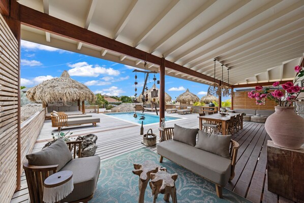 Outdoor dining - El Patrón, the villa in Jan Thiel. 5 min walk to beach (Jan Thiel)
