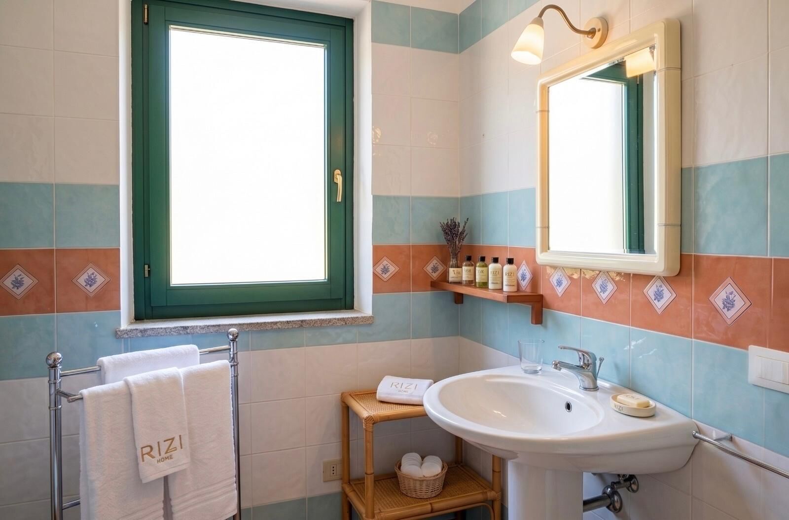 Une salle de bain avec une fenêtre, un lavabo, un miroir et un porte-serviettes.