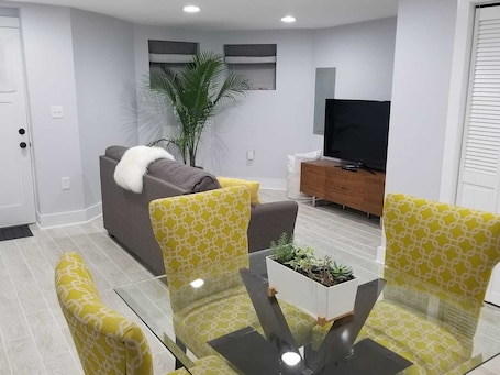 Private DC Apartment - 1BR - Walk to Metro - Explore Washington DC