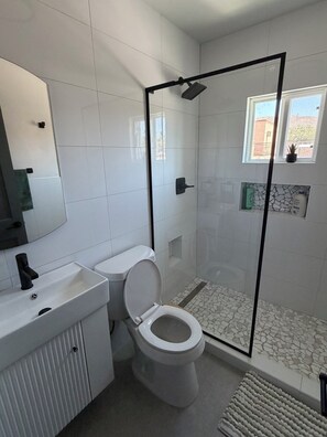 Een douche, een haardroger, handdoeken, zeep