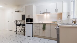 Kühlschrank, Mikrowelle, Geschirrspüler, Toaster