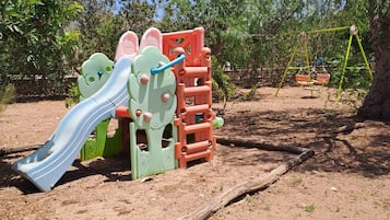 Ein Spielplatz mit Rutsche und Klettergeräten.