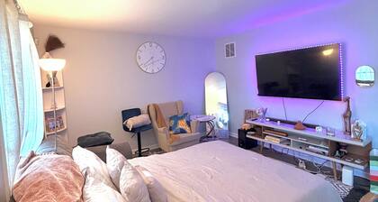 Lovely 2-bedroom townhome with central air in charming Wilmington