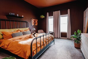 4 bedrooms, iron/ironing board, WiFi (free), bed sheets - Botannical, Stylish 4-Bedroom Home in Dallas (Dallas)