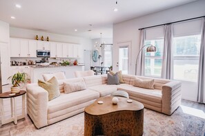 Smart TV - Botannical, Stylish 4-Bedroom Home in Dallas (Dallas)