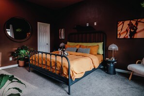 4 bedrooms, iron/ironing board, WiFi (free), bed sheets - Botannical, Stylish 4-Bedroom Home in Dallas (Dallas)
