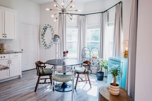 Dining - Botannical, Stylish 4-Bedroom Home in Dallas (Dallas)