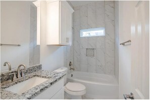 Hair dryer, bidet, towels, soap - Delightful 4-bedroom house in vibrant Dallas (Dallas)