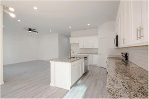 Private kitchen - Delightful 4-bedroom house in vibrant Dallas (Dallas)