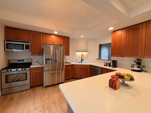 Private kitchen - Spacious 4-bedroom house in charming Medford with AC (Medford)