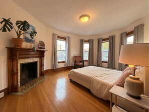 4 bedrooms, WiFi, bed sheets - Spacious 4-bedroom house in charming Medford with AC (Medford)