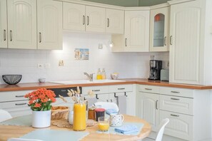 Wasserkocher mit Kaffee-/Teezubehör, Kühlschrank, Mikrowelle, Ofen