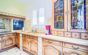 Wasserkocher mit Kaffee-/Teezubehör, Kühlschrank, Mikrowelle, Ofen