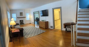 Living area - Spacious 4-bedroom house in peaceful Wichita with AC (Wichita)