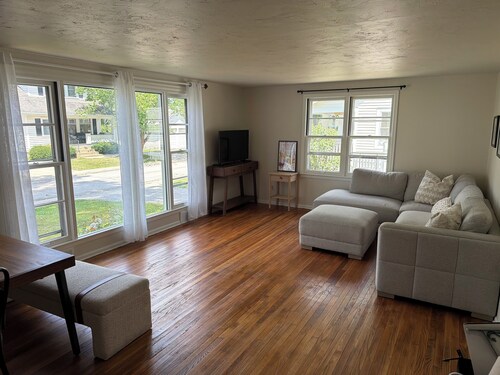 Cozy 2-bedroom house in Chagrin Falls Village, Walk to Everything