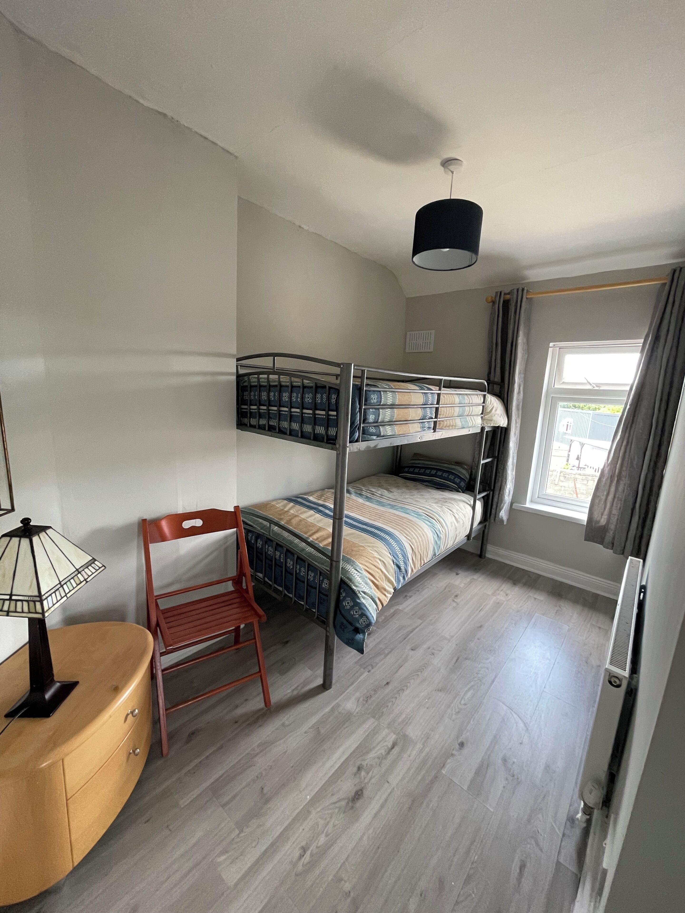3 bedrooms, iron/ironing board, internet, bed sheets