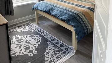 3 bedrooms, iron/ironing board, internet, bed sheets